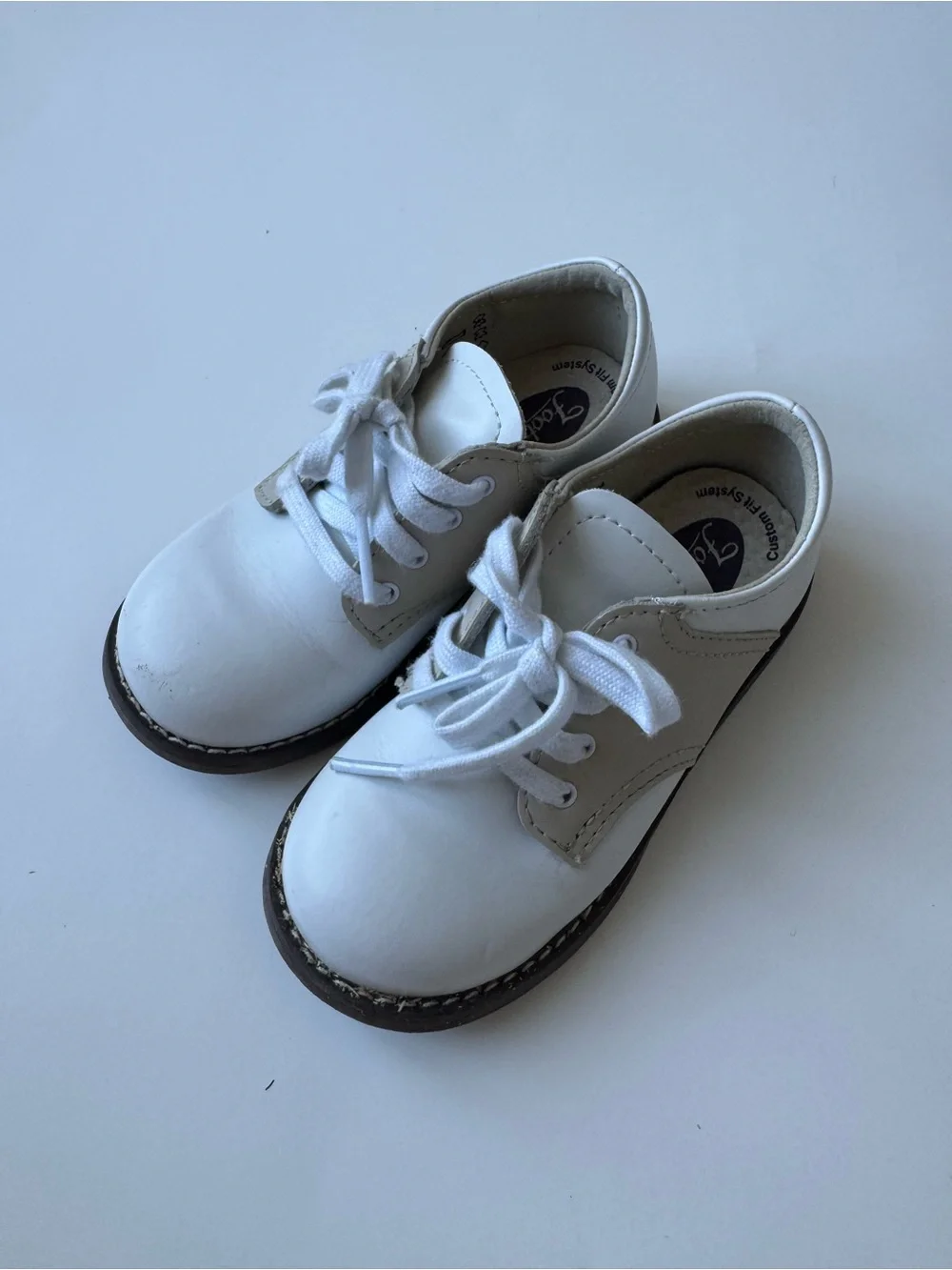 FootMates White & Tan Cheer Oxford Lace-Up Dress Shoes